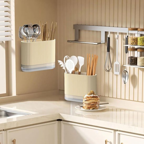 Pot ustensiles cuisine au mur et sur comptoir  