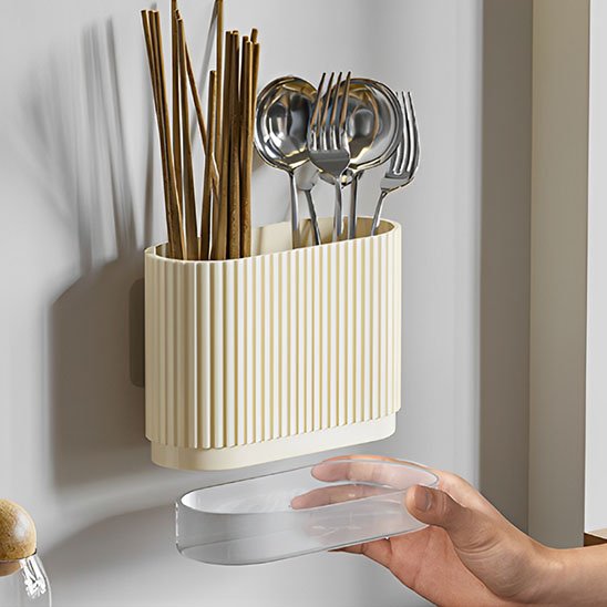 Pot ustensiles cuisine au mur  