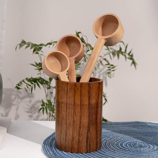 Pot ustensiles cuisine  en bois sur napperon