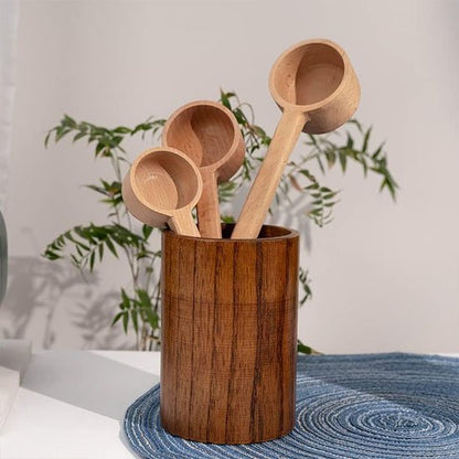 Pot ustensiles cuisine  en bois sur napperon