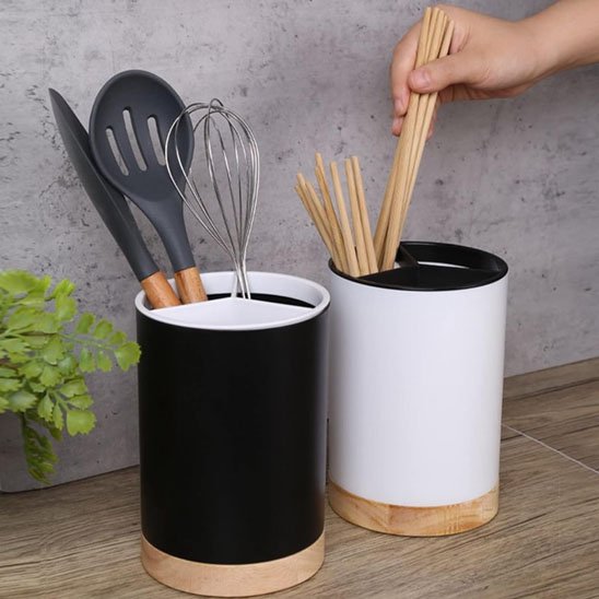 Pot ustensiles cuisine noir et blanc avec ustensiles