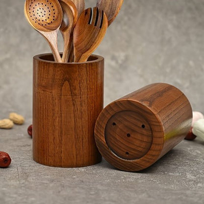 Pot ustensiles de cuisine en bois  sur le comptoir