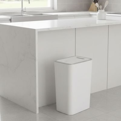Poubelle de cuisine blanche sous le comptoir