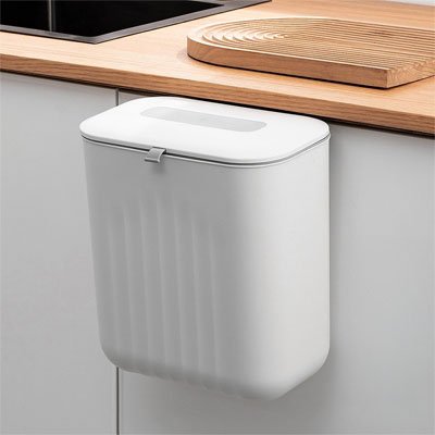 Poubelle sous évier grand format sur porte armoire