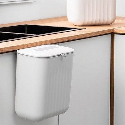 Poubelle sous évier sur porte armoire