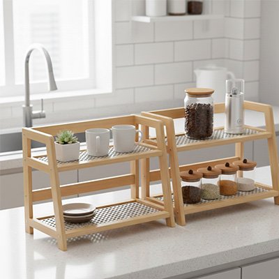 Rangement à épices avec quelques tasses et petites assiettes