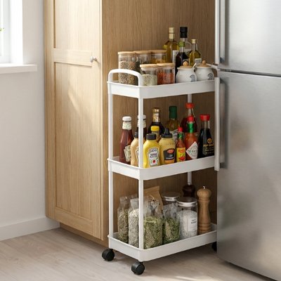 Rangement de la desserte a roulettes remplie à côté du frigo