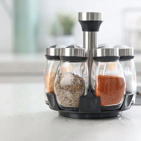Rangement epices sur le comptoir de la cuisine