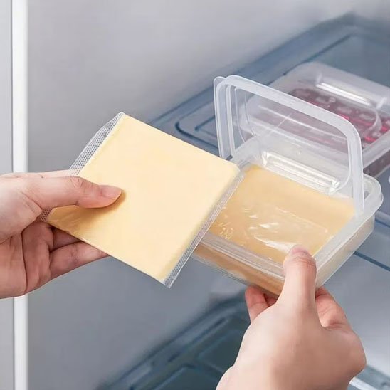 Rangement frigo avec fromage en tranches