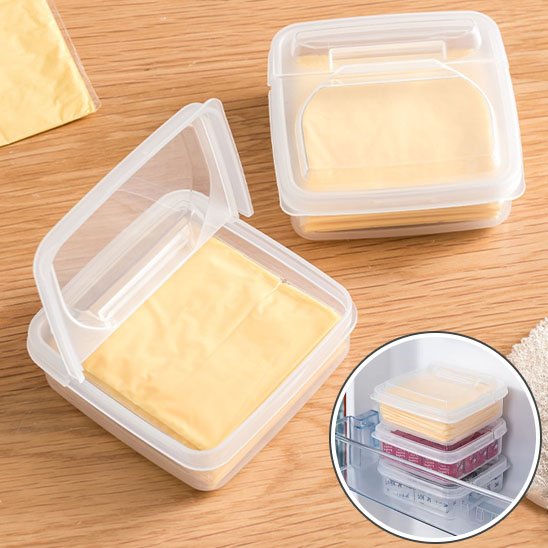Rangement frigo ouvert avec fromage en tranches