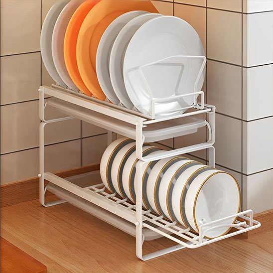 rangement sous evier avec des assiettes et des bols
