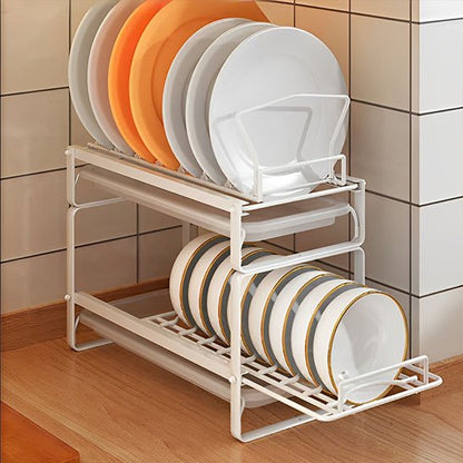 rangement sous evier avec des assiettes et des bols