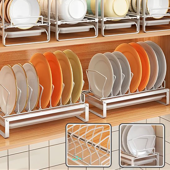 rangement sous evier avec assiettes et bols