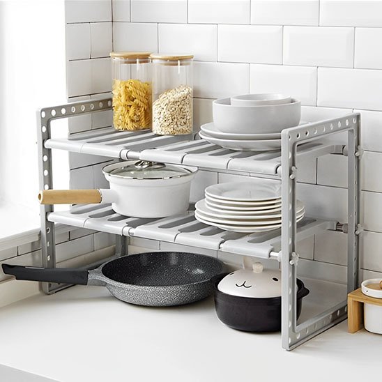 Rangement sous evier avec des articles de cuisine sur le comptoir cuisine