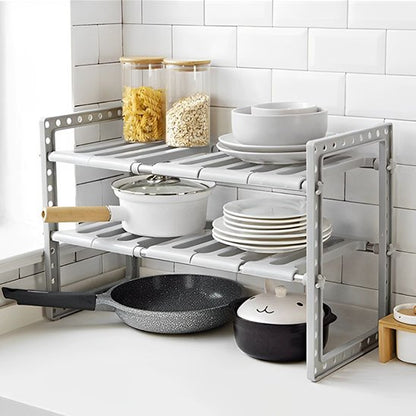 Rangement sous evier avec des articles de cuisine sur le comptoir cuisine