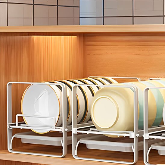 Rangement sous évier avec bols dans placard