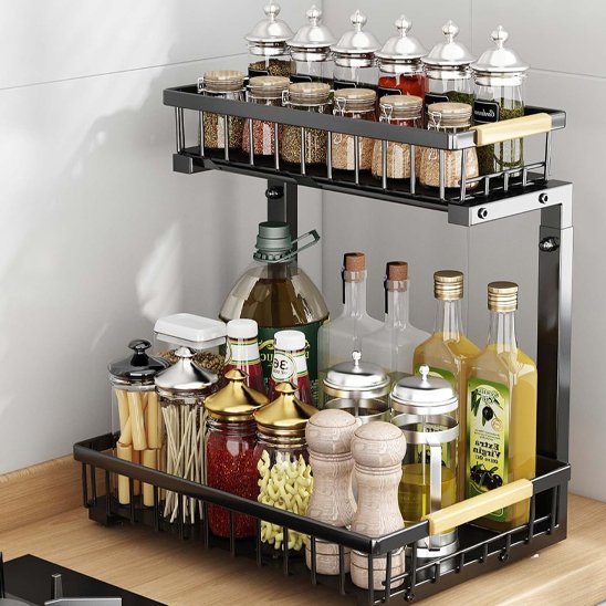 Rangement sous évier avec des condiments