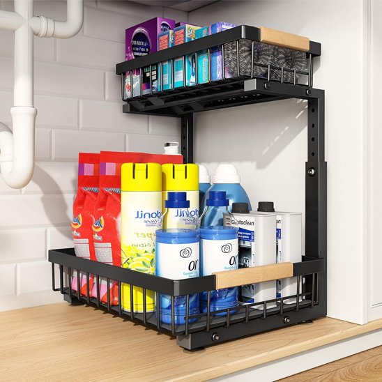 Rangement sous évier avec produits pour nettoyer