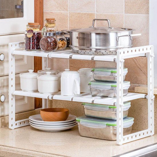 Rangement sous evier avec des articles sur le comptoir de cuisine