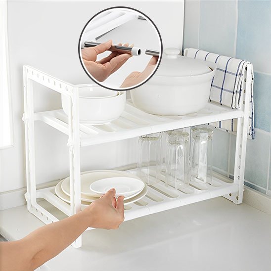 Rangement sous evier avec assiettes bols et verres