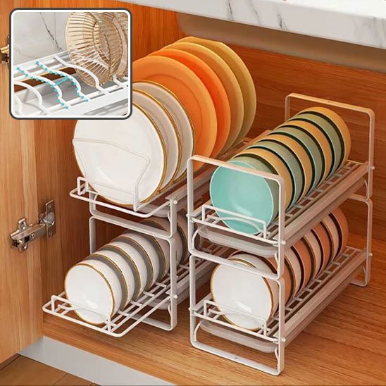 rangement sous evier bien range dans une armoire