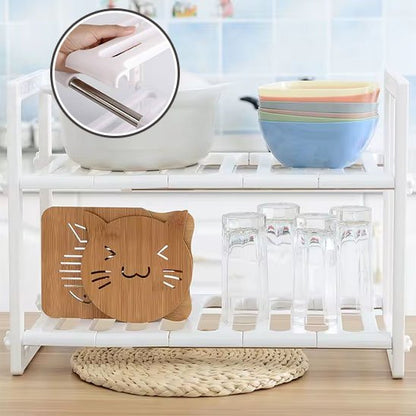 Rangement sous evier blanc bien rangé sur le comptoir de cuisine