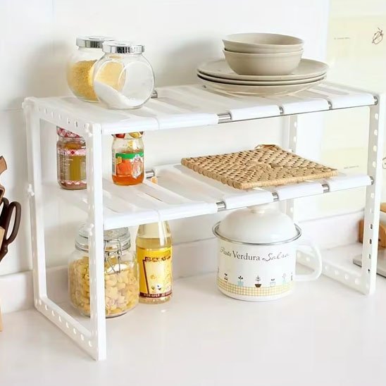 Rangement sous evier sur le comptoir de cuisine