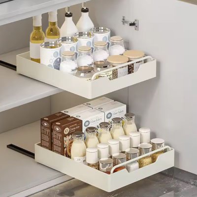 Tiroir coulissant dans placard avec boîtes et contenants alimentaire