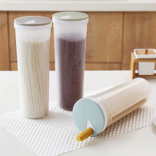 Trois boite alimentaire remplies sur le comptoir