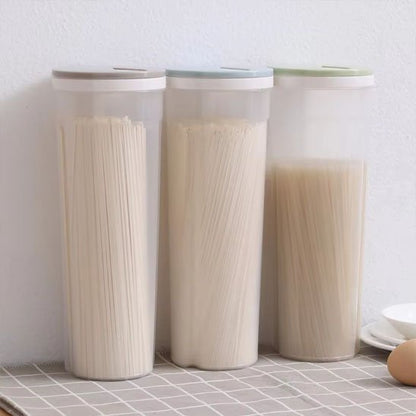 Trois boites alimentaires remplies et rangées