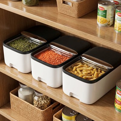 Trois boites de conservation alimentaire avec des aliments 