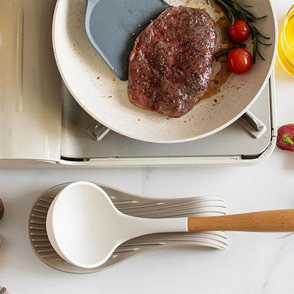 ustensile sur le repose cuillère​ avec un repas prêt